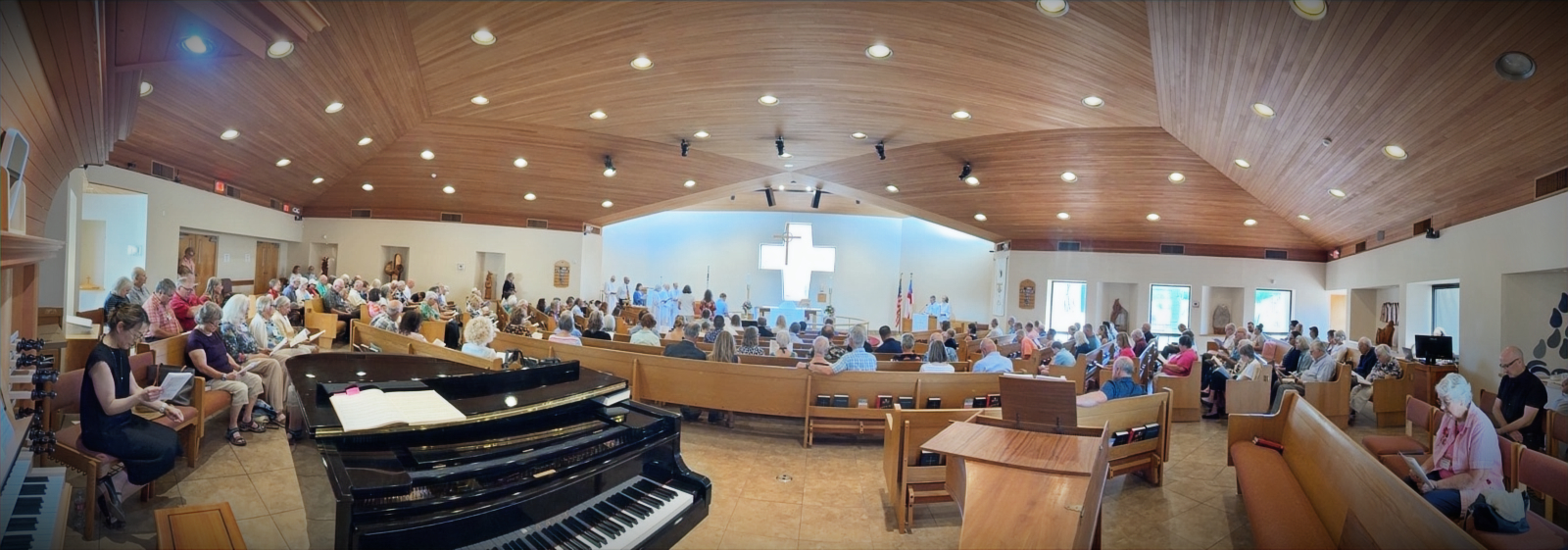 Parishioners gathered for worship in St. Alban’s sanctuary.